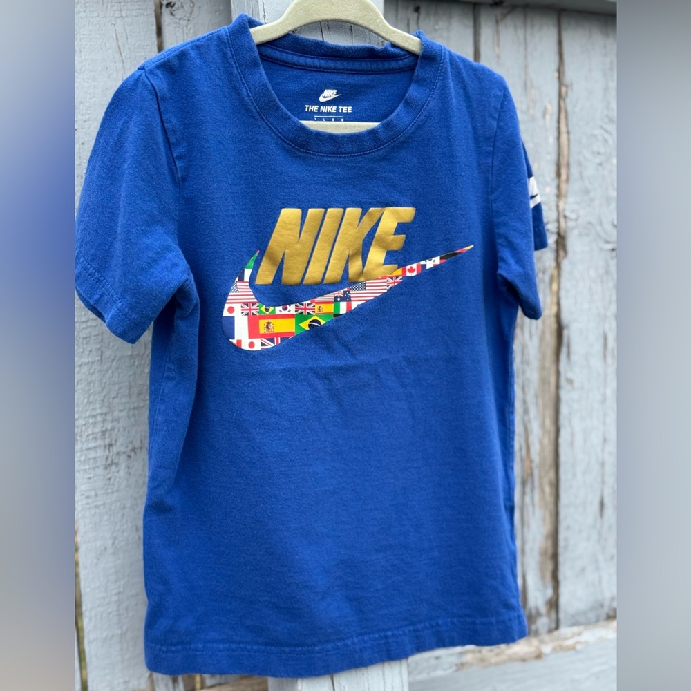 The Nike Tee Boy’s size 6X 6/7 7 Royal Blue Shirt Gold Logo Countries Swoosh